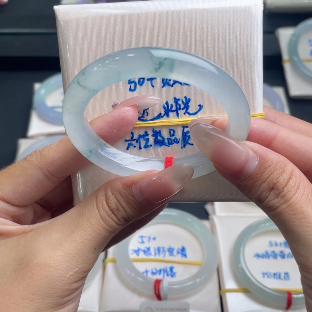 L***g未镶嵌手镯翡翠翡翠