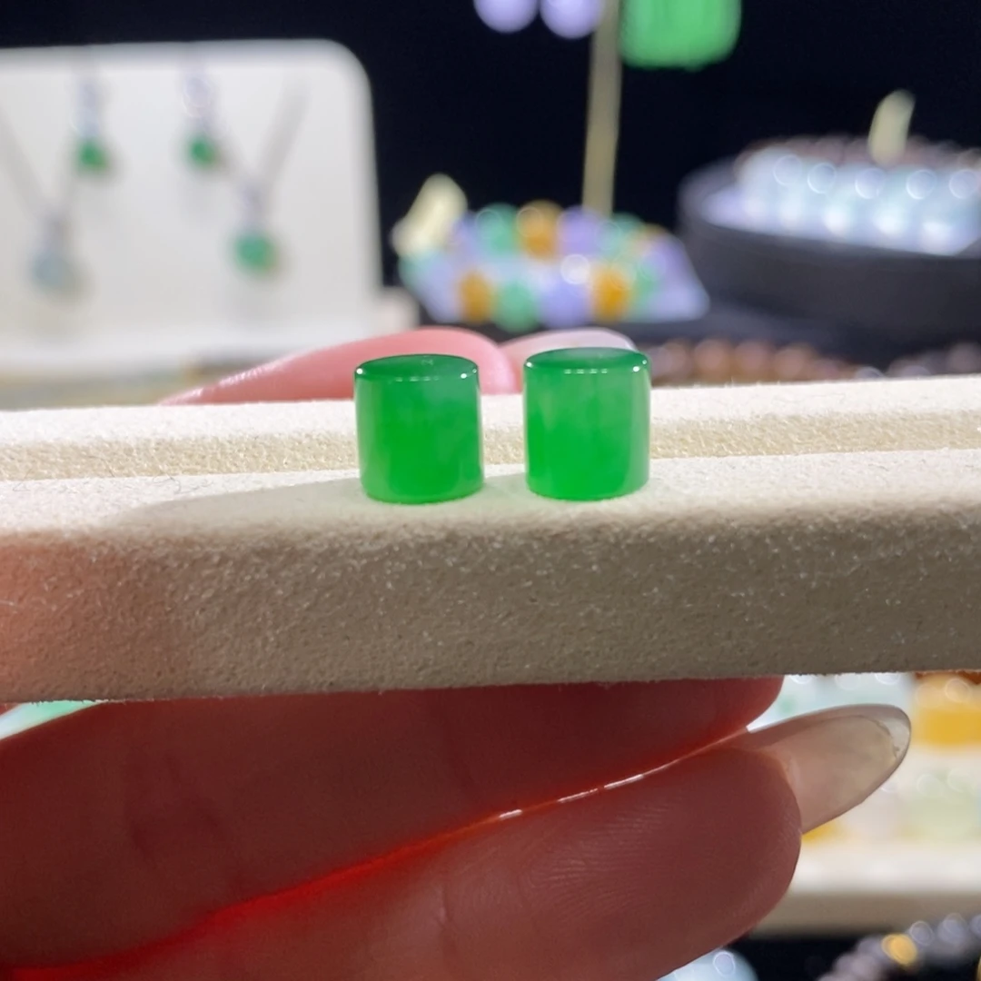 翡翠未镶嵌颈饰翡翠冰阳绿桶珠一对