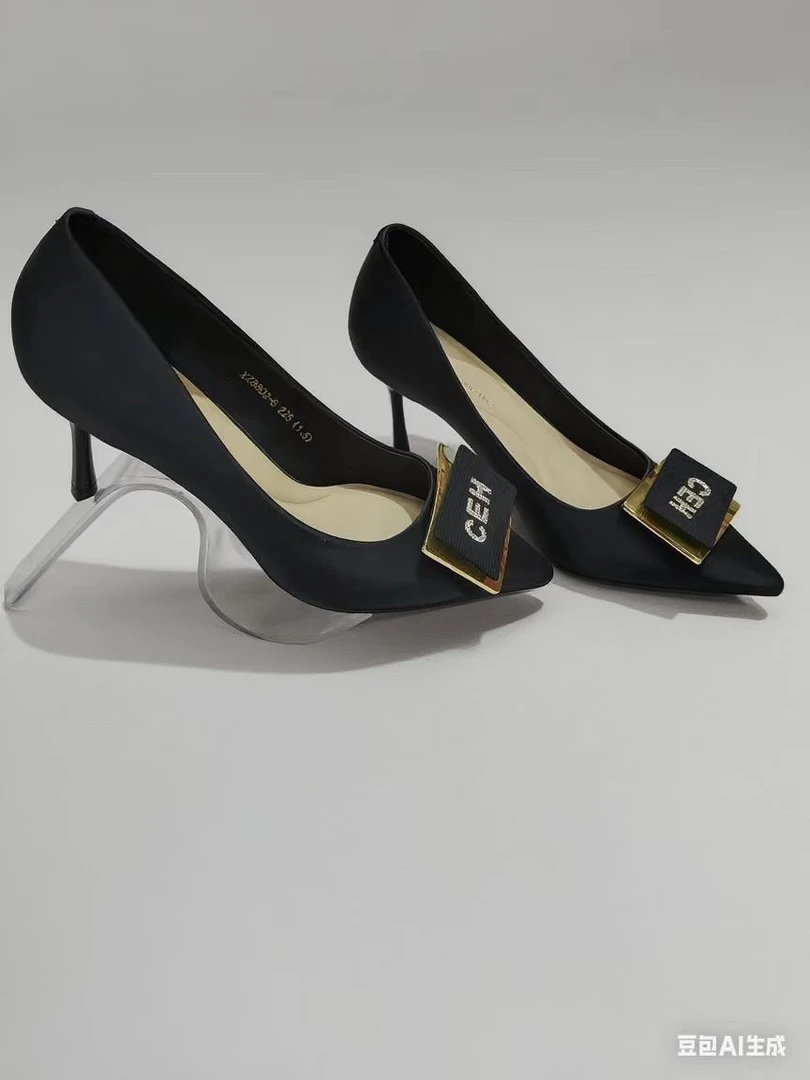 经典黑白高跟，金属扣饰点缀，细跟优雅，职场日常皆适配，时尚感拉满