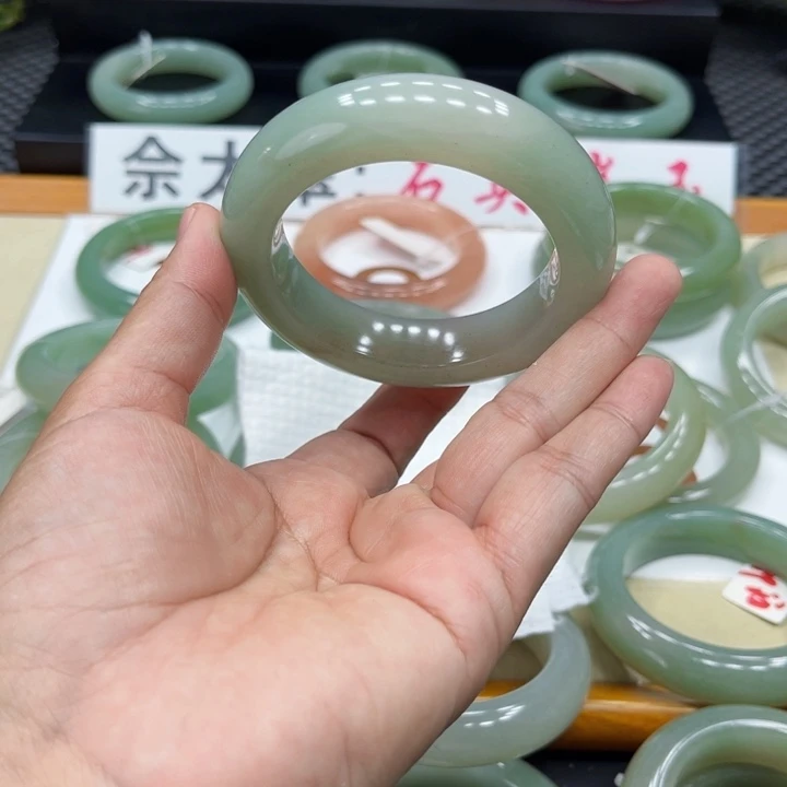 石英质玉手镯未镶嵌心**水