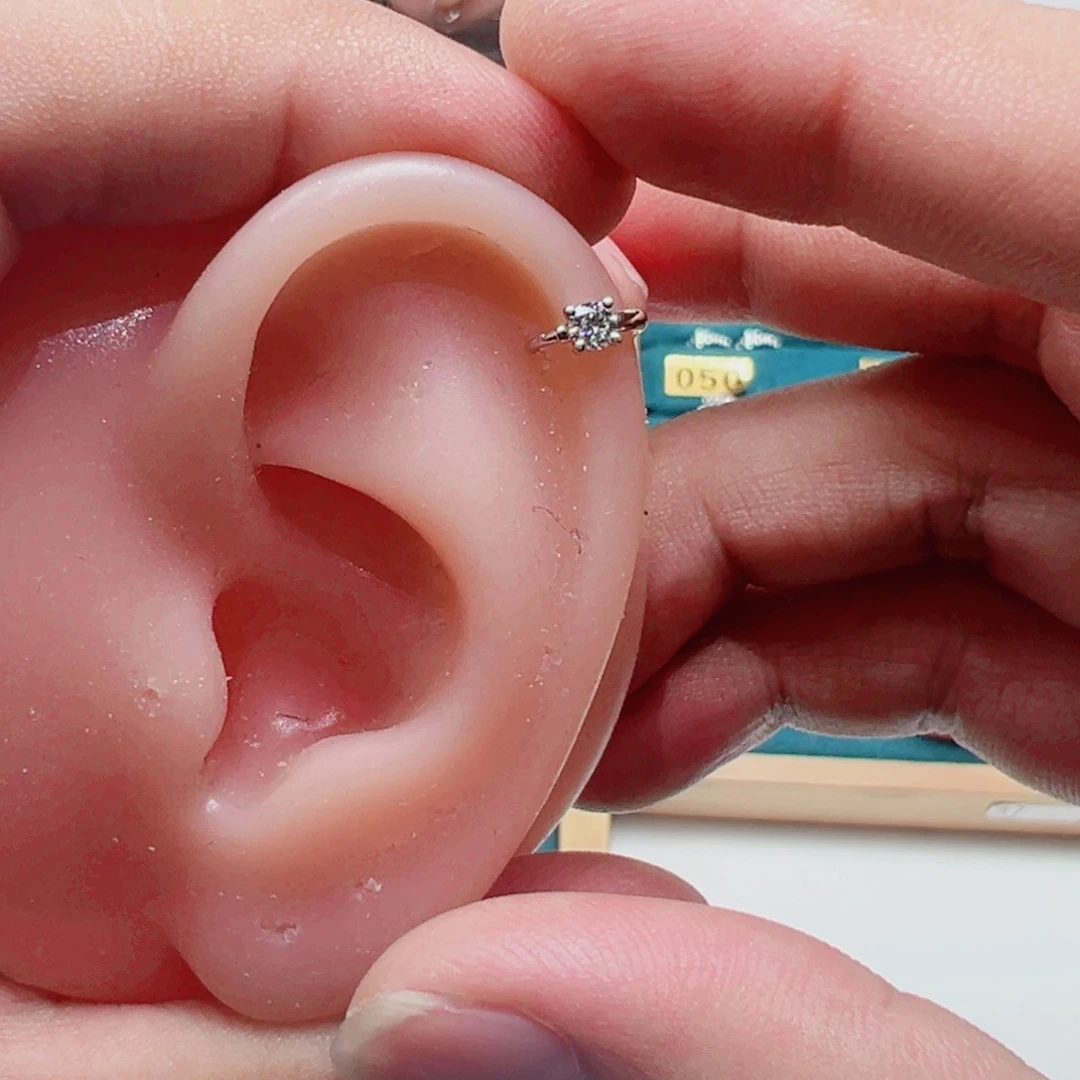 钻石耳饰18K金镶嵌四爪耳骨扣6mmK白