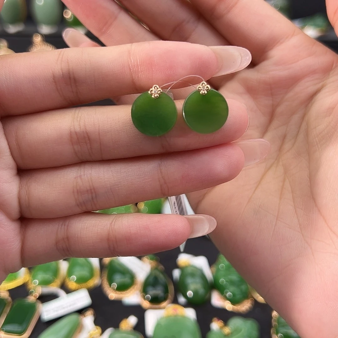 和田玉18K金镶嵌耳饰阳绿耳钉