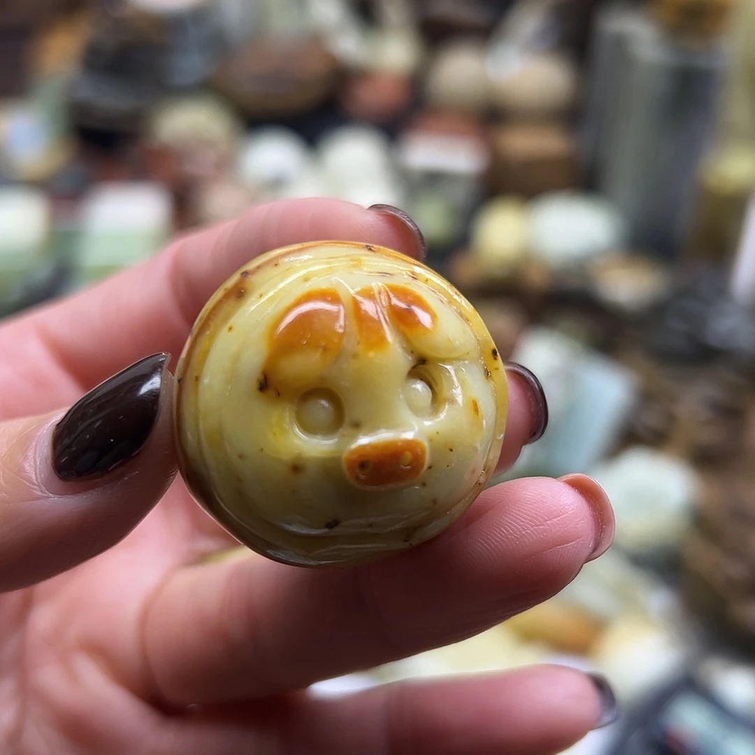 ****岫玉未镶嵌颈饰辽阳俏色福猪