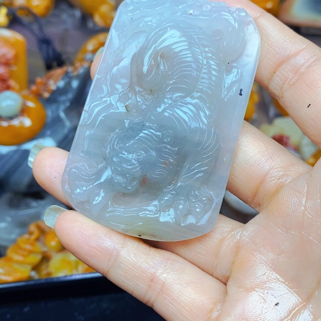 未镶嵌石英质玉（黄龙玉）颈饰