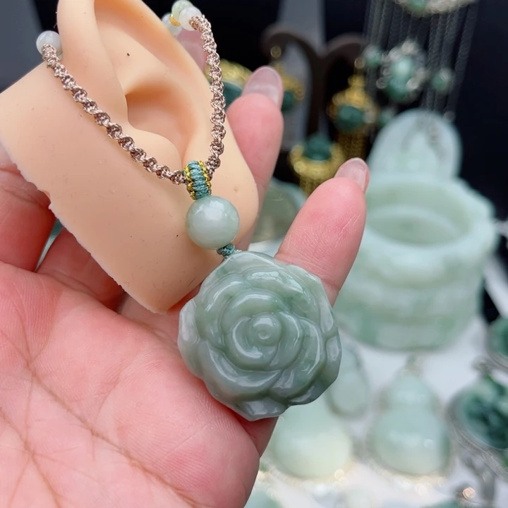 透闪石-蛇纹石玉未镶嵌颈饰