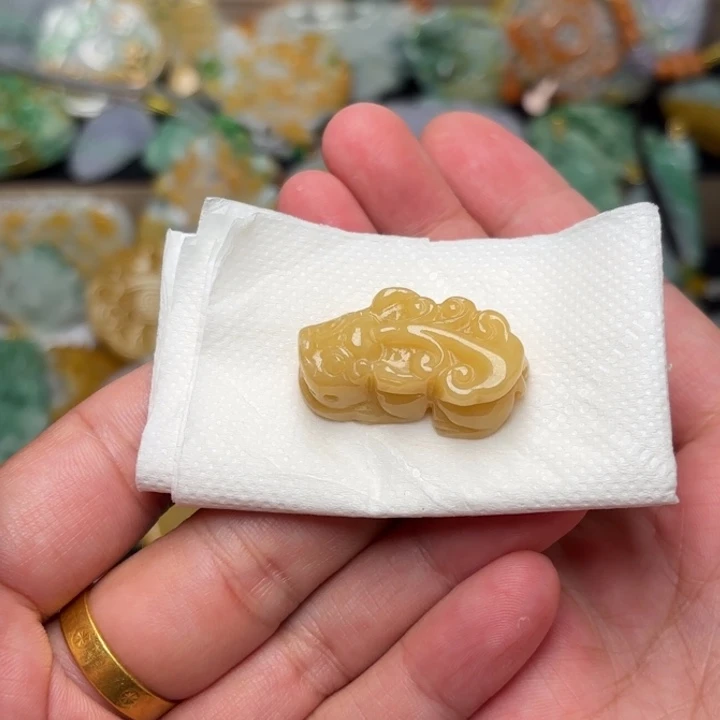 翡翠颈饰未镶嵌听**雨吊坠