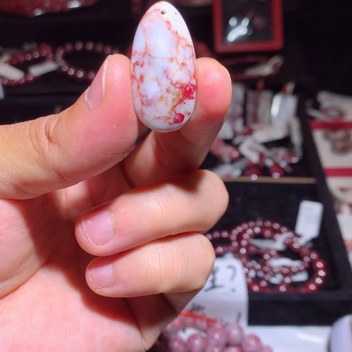 天然辰砂原石吊坠水滴