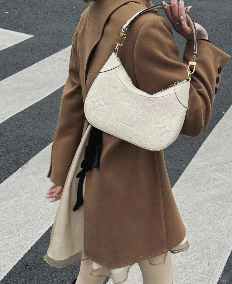 99新 LouisVuitton/路易威登 6370 奶白老花压纹牛角斜挎包