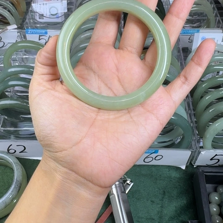 小***心和田玉（糖玉）未镶嵌手镯