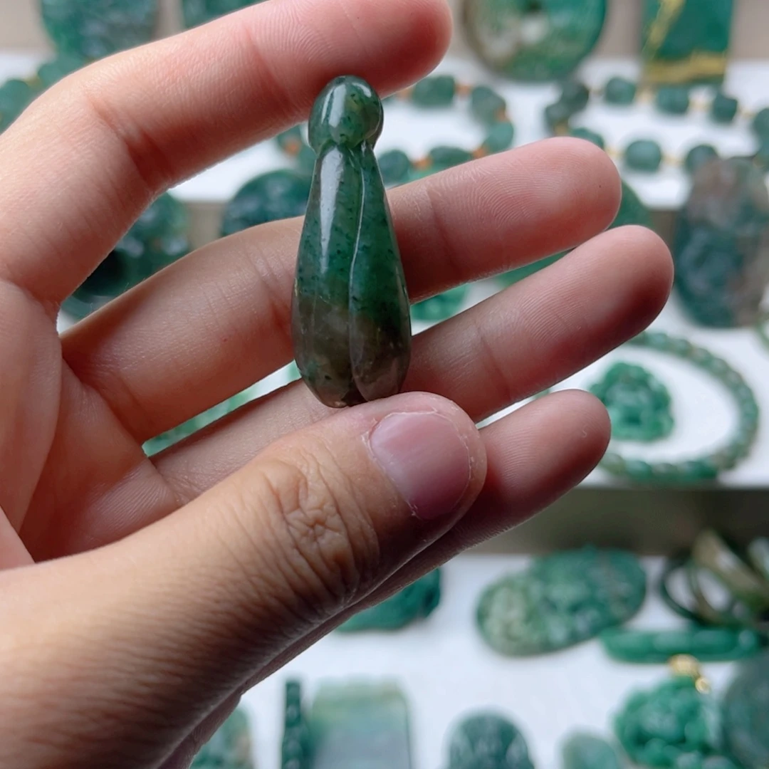 独山玉未镶嵌挂件