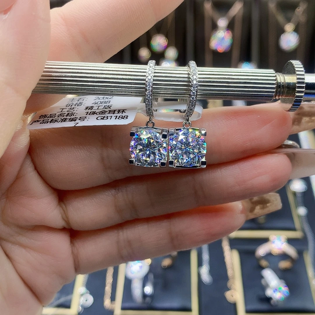 合成碳硅石（莫桑石）耳饰18K金镶嵌会****?