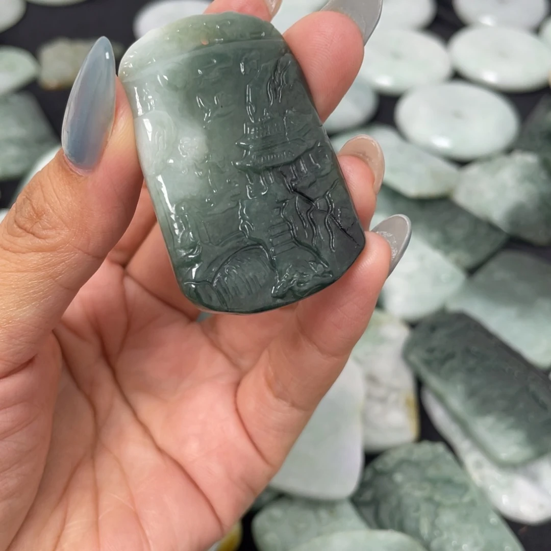 翡翠未镶嵌颈饰山水