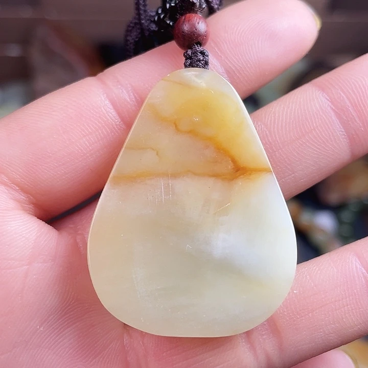 透闪石质玉未镶嵌颈饰