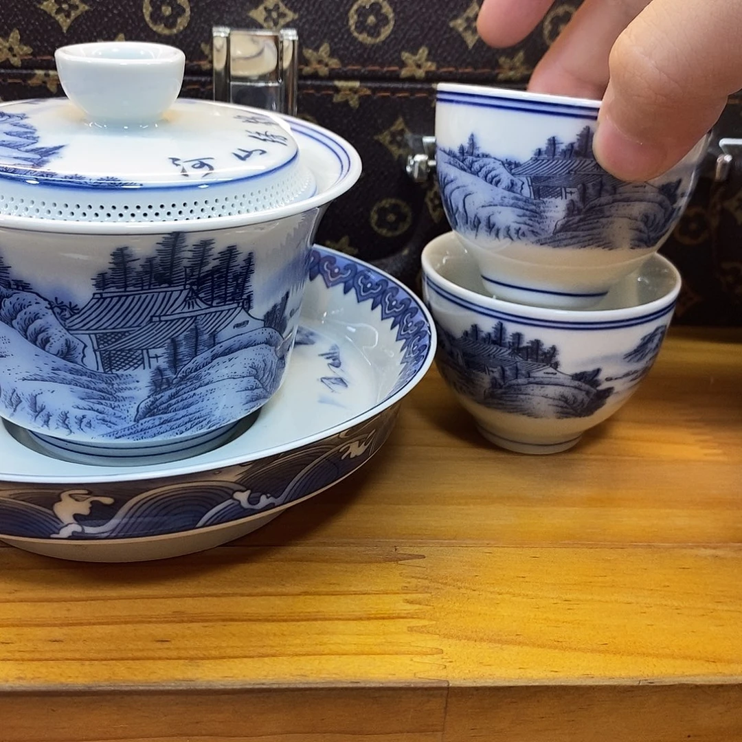 盖碗里的水煮开后放入