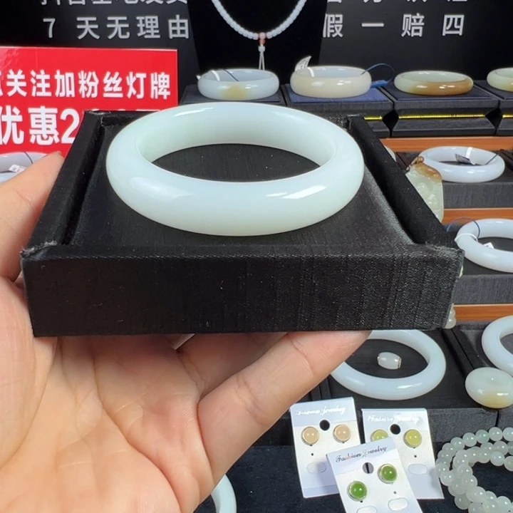 钮****和田玉手镯未镶嵌