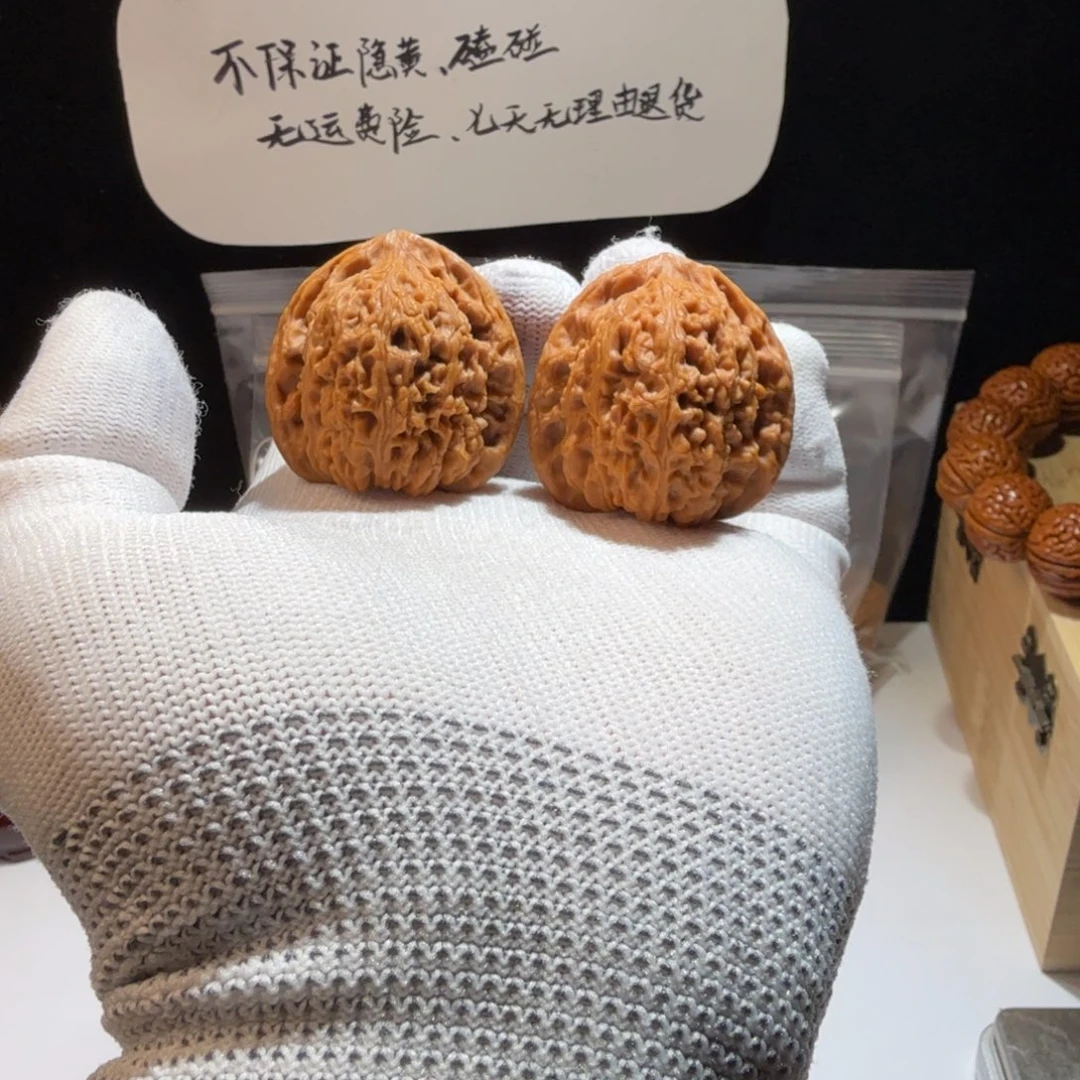 文玩核桃吊坠10号，37万字三角桩，有色差