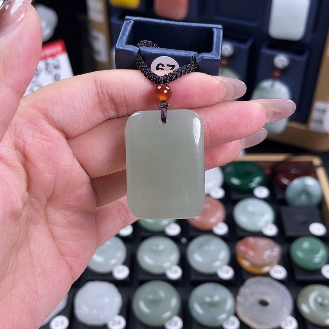 颈饰未镶嵌石英质玉小*莲
