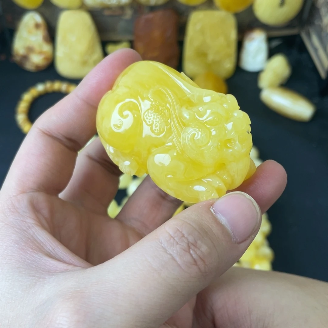 琥珀未镶嵌裸石俄料黄白花蜡貔貅45克