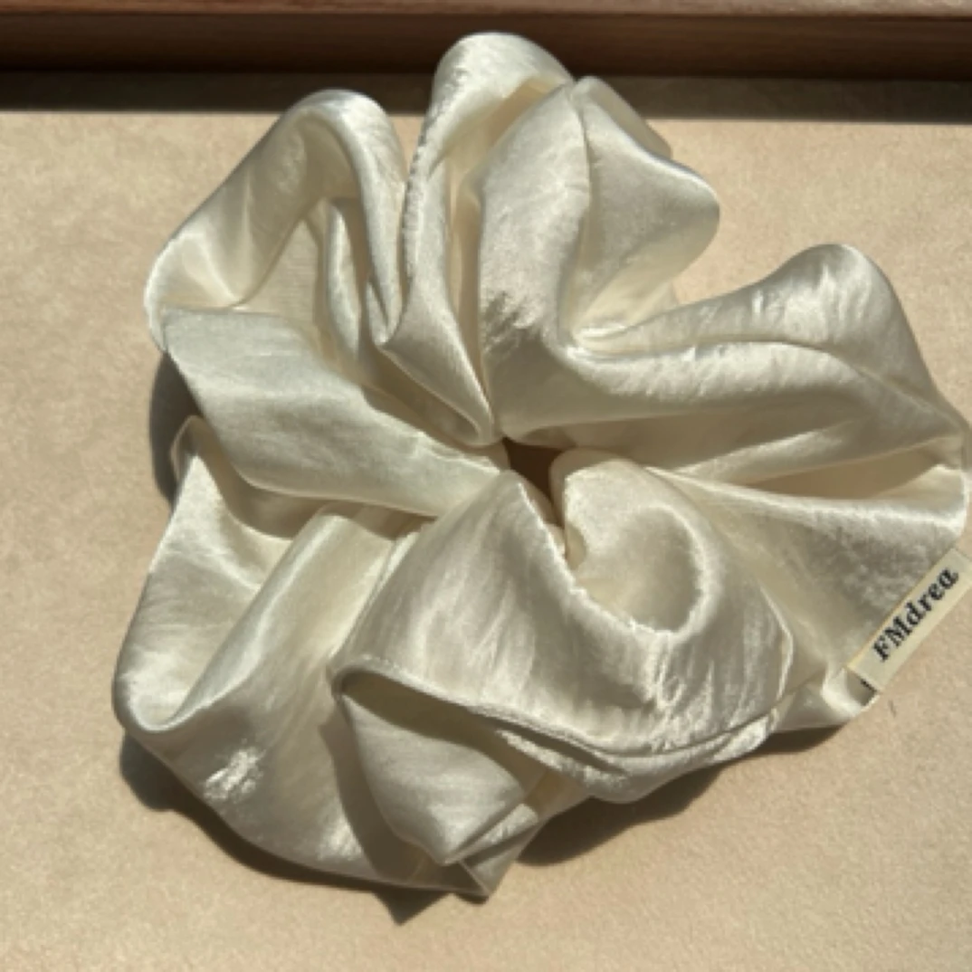 C001 法式气质缎面发圈白色