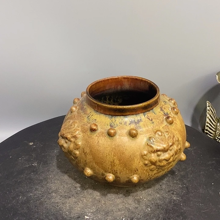 钧窑鼓钉罐造型美观