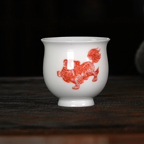 景德镇全手工高温釉下印章红狮纹品杯