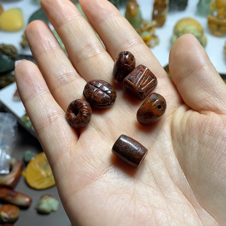 悠***～岫岩河磨玉（透闪石质玉）未镶嵌珠宝奇石