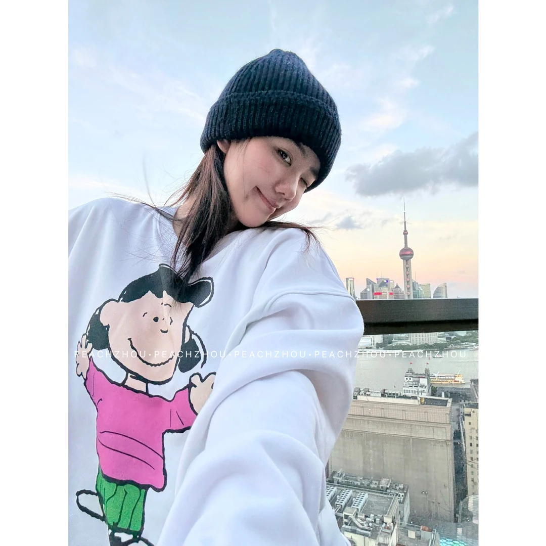 『PEACHZHOU』露西卡通印花卷边宽松圆领毛圈卫衣休闲减龄学院长袖
