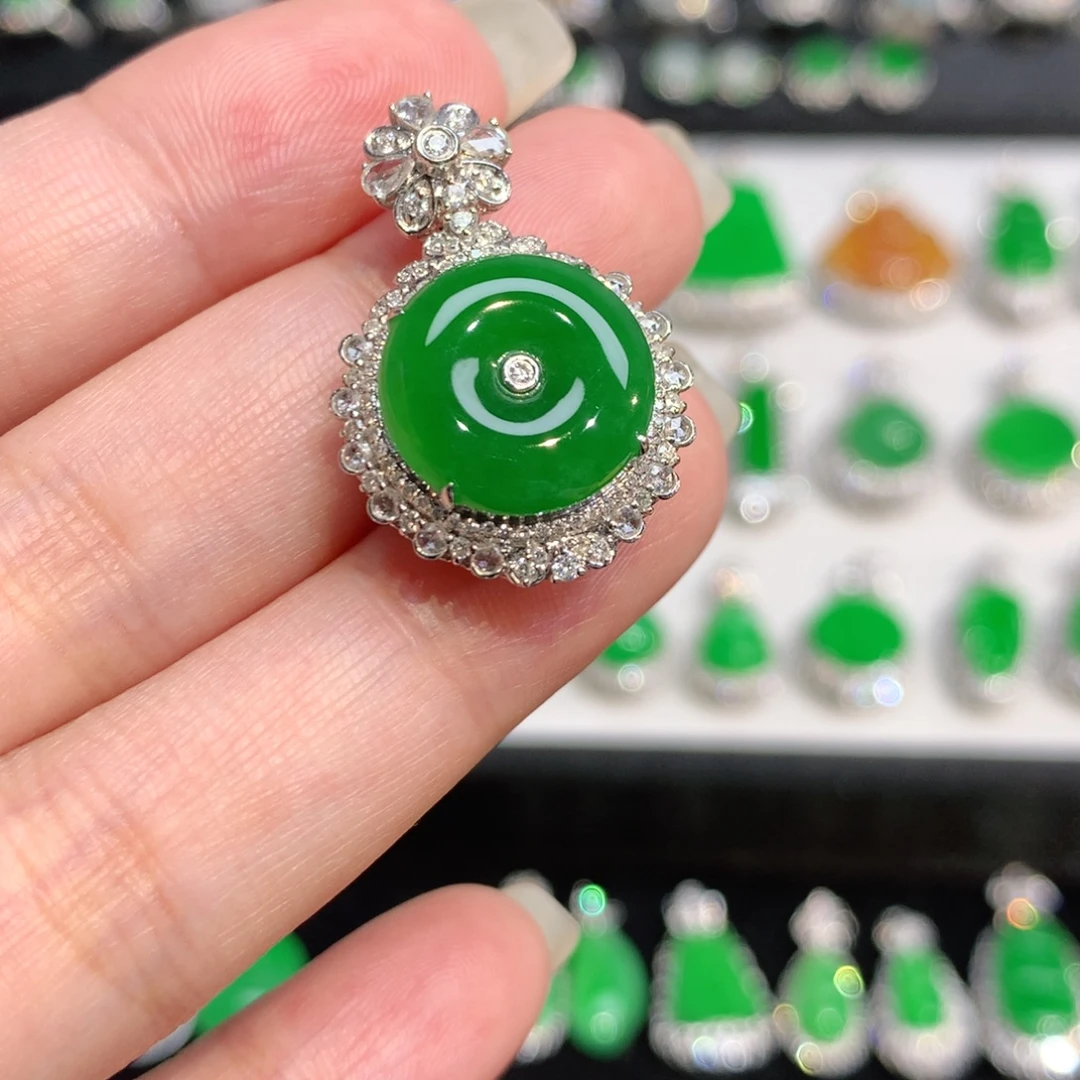 翡翠18K金镶嵌颈饰