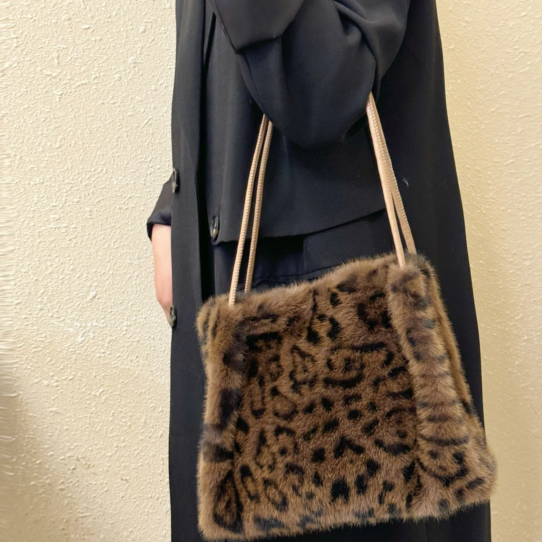 韩版豹纹斜挎包包女2025新款洋气小众设计单肩包百搭通勤毛绒小包