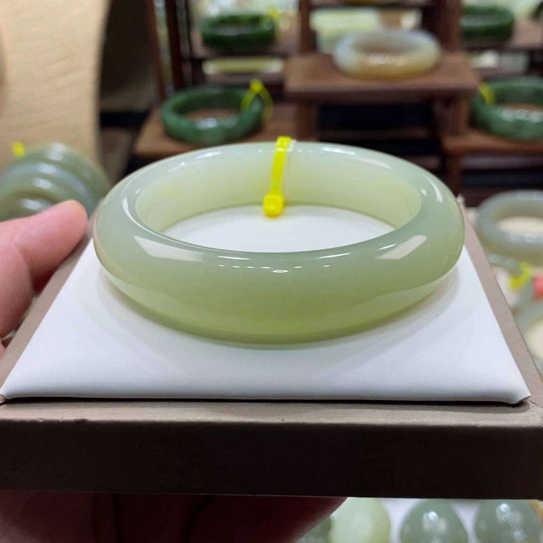 蜡***新未镶嵌手镯和田玉