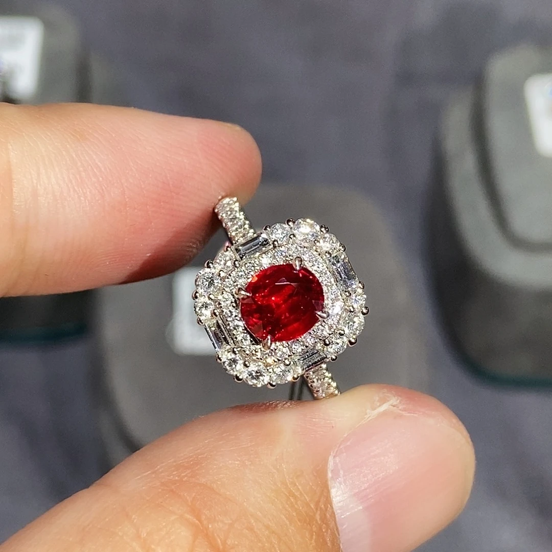 18K金镶嵌红宝石戒指1.26克拉