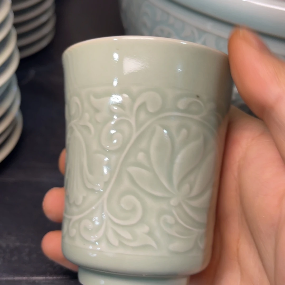 瑕疵莲纹直口杯一只