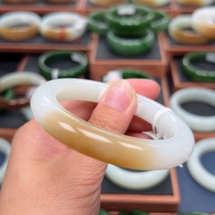 未镶嵌手镯和田玉（糖玉）5657