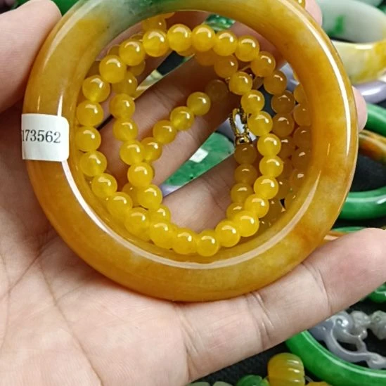 一***花翡翠未镶嵌颈饰翡翠
