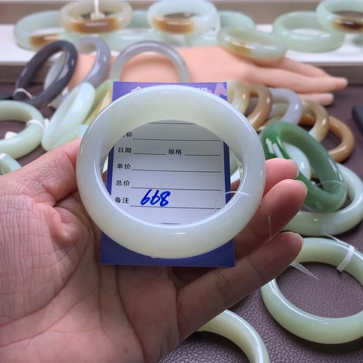 和田玉未镶嵌手镯