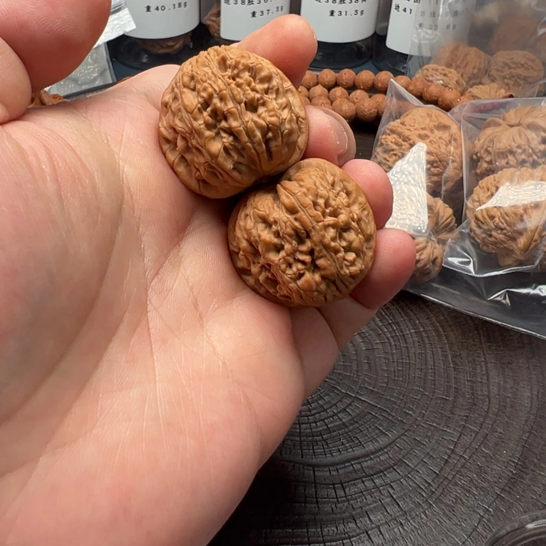 文玩核桃吊坠血麒麟