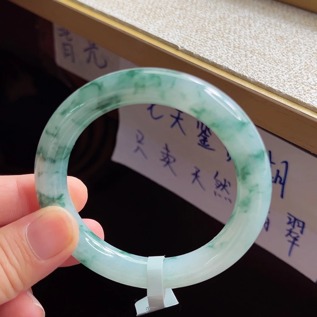 翡翠手镯未镶嵌手镯