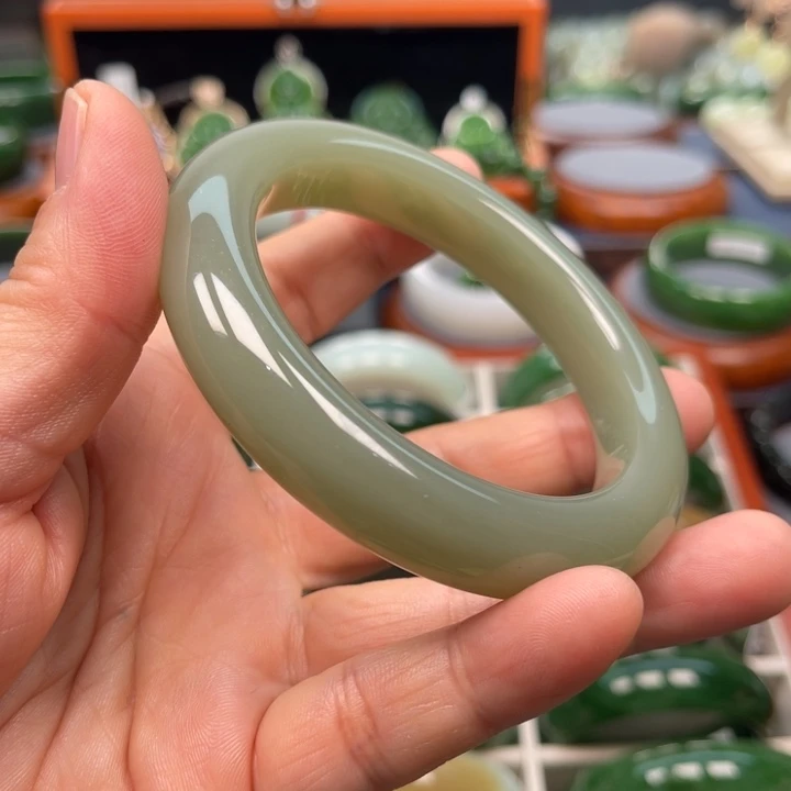 和田玉手镯未镶嵌