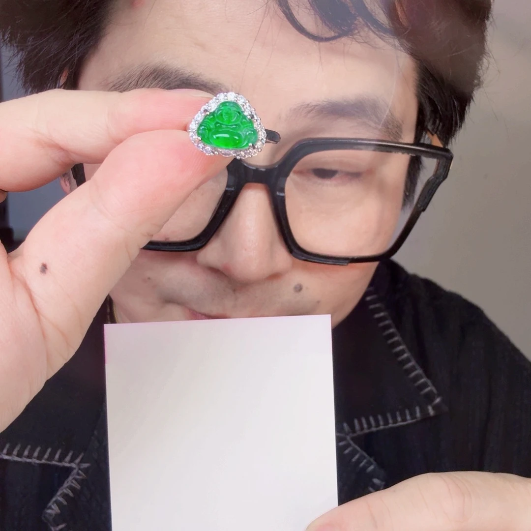 翡翠未镶嵌颈饰一件