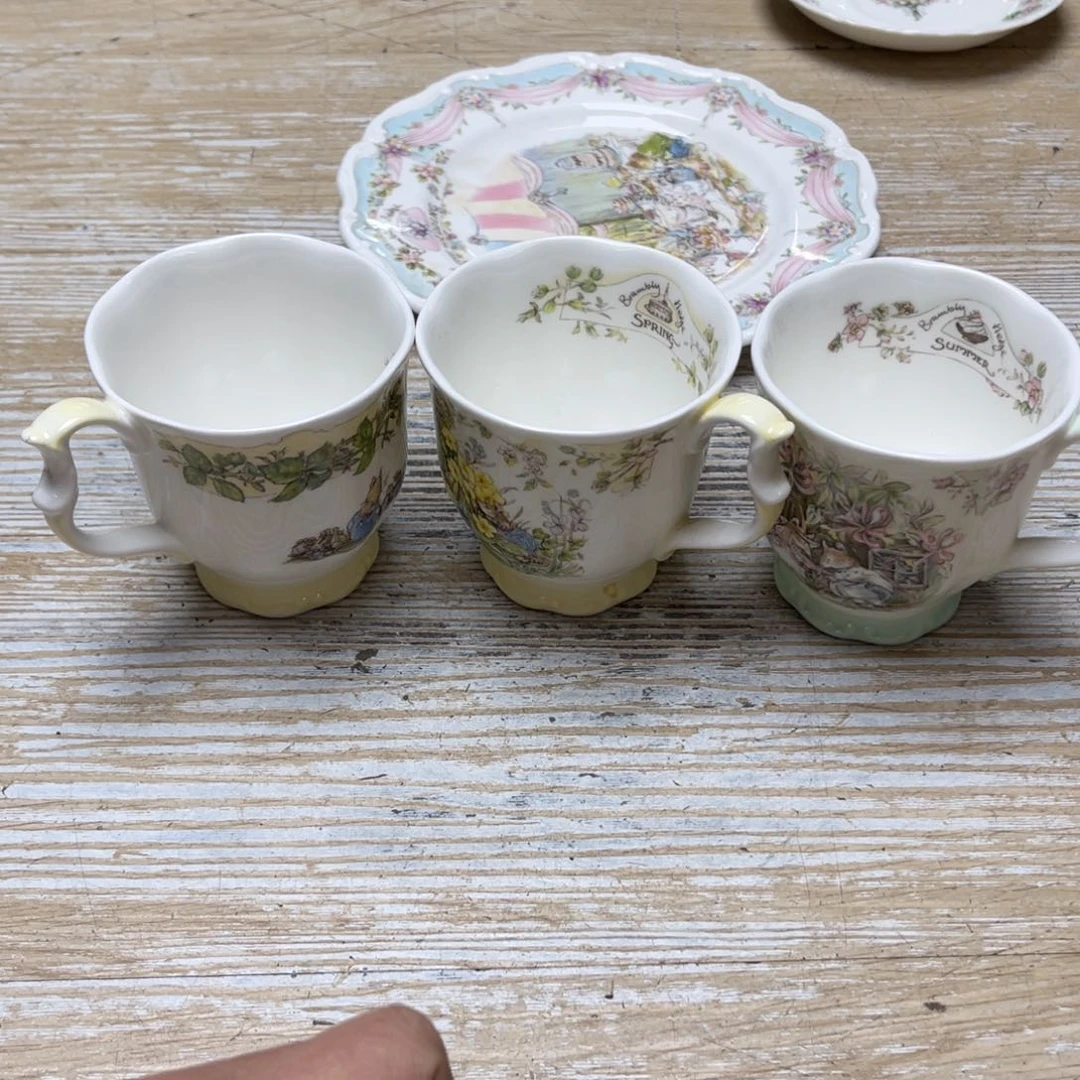 瓷片郫****莓密密麻麻地排列着一个