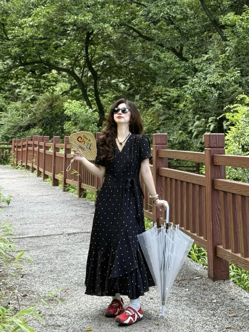 法式赫本风黑色v领波点连衣裙女2025夏季收腰显瘦雪纺气质长裙子
