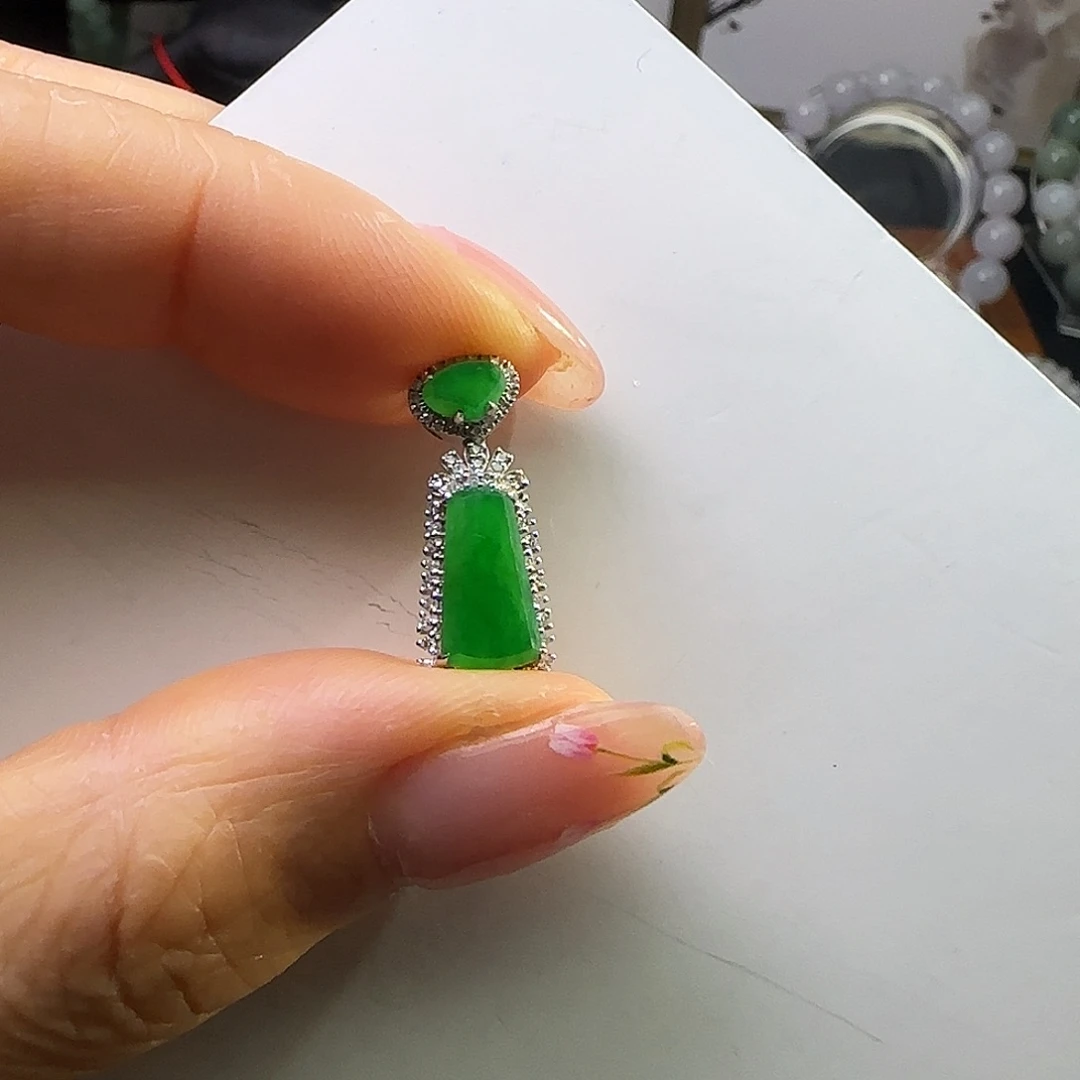 翡翠18K金镶嵌颈饰天然缅料A货 阳绿无事牌吊坠