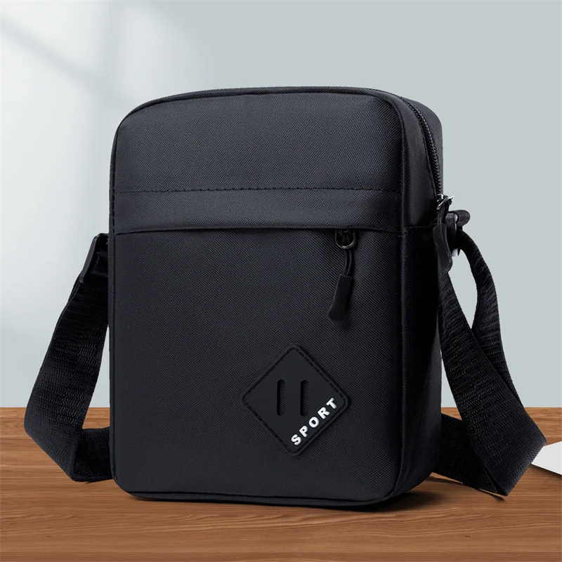 男士单肩包纯色竖款单肩包小背包男时尚大容量包包通勤旅行斜挎包