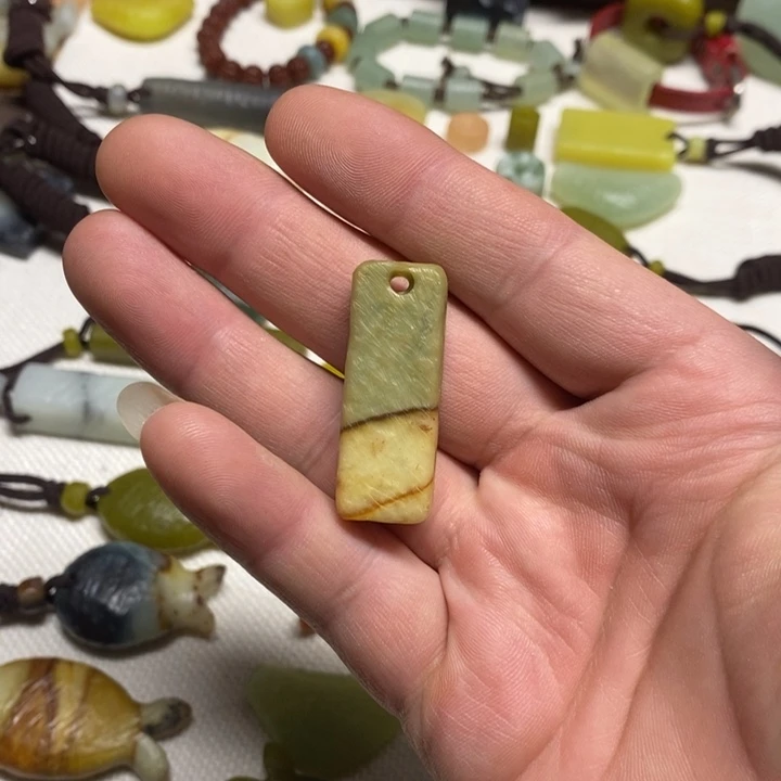 蛇纹石玉未镶嵌挂件