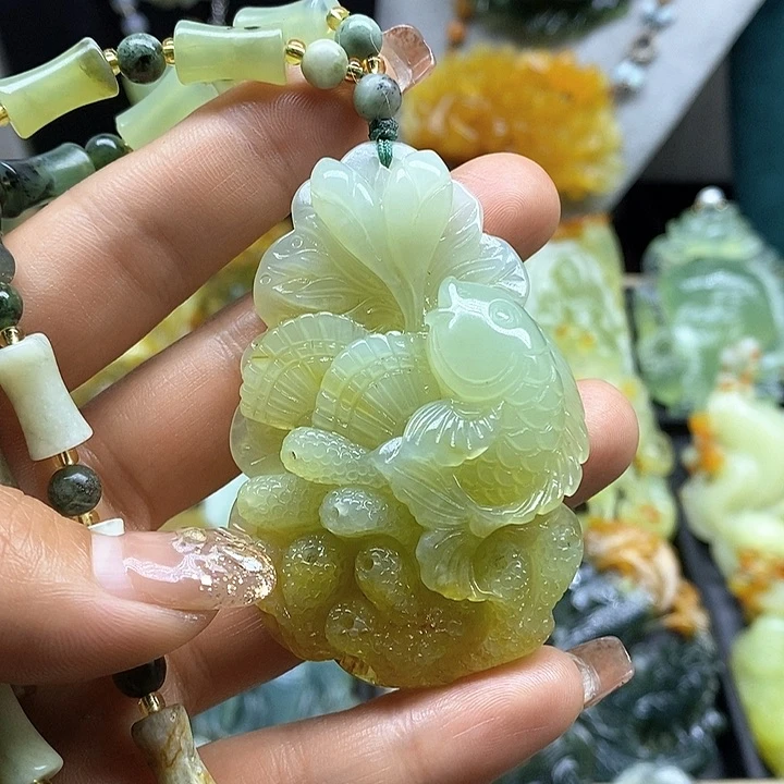 蛇纹石玉挂件未镶嵌