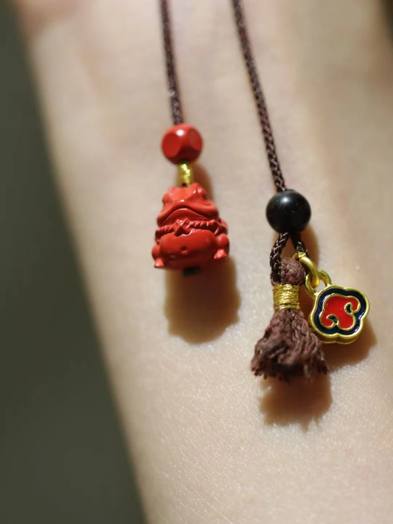 天然辰砂朱砂小雕件手机链、朱砂九尾狐、朱砂呱呱来财