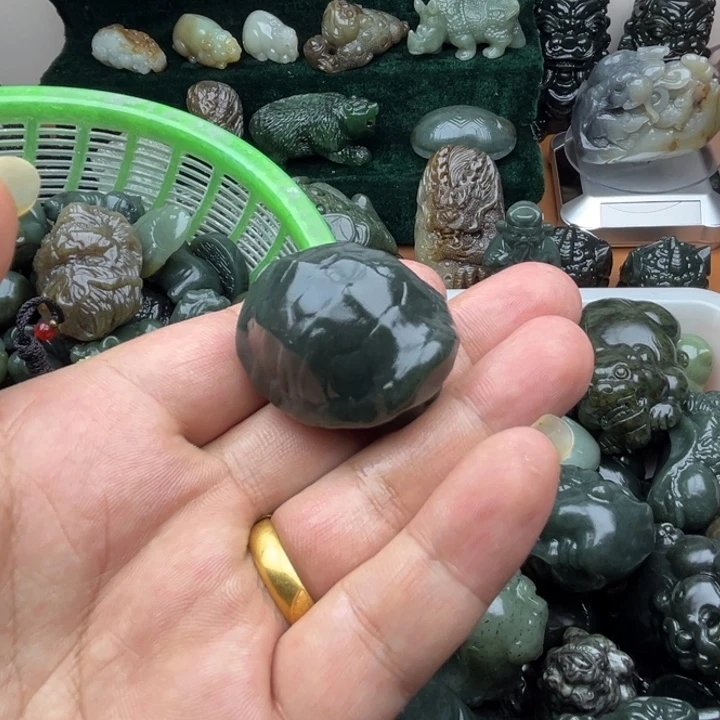 和田玉未镶嵌把件