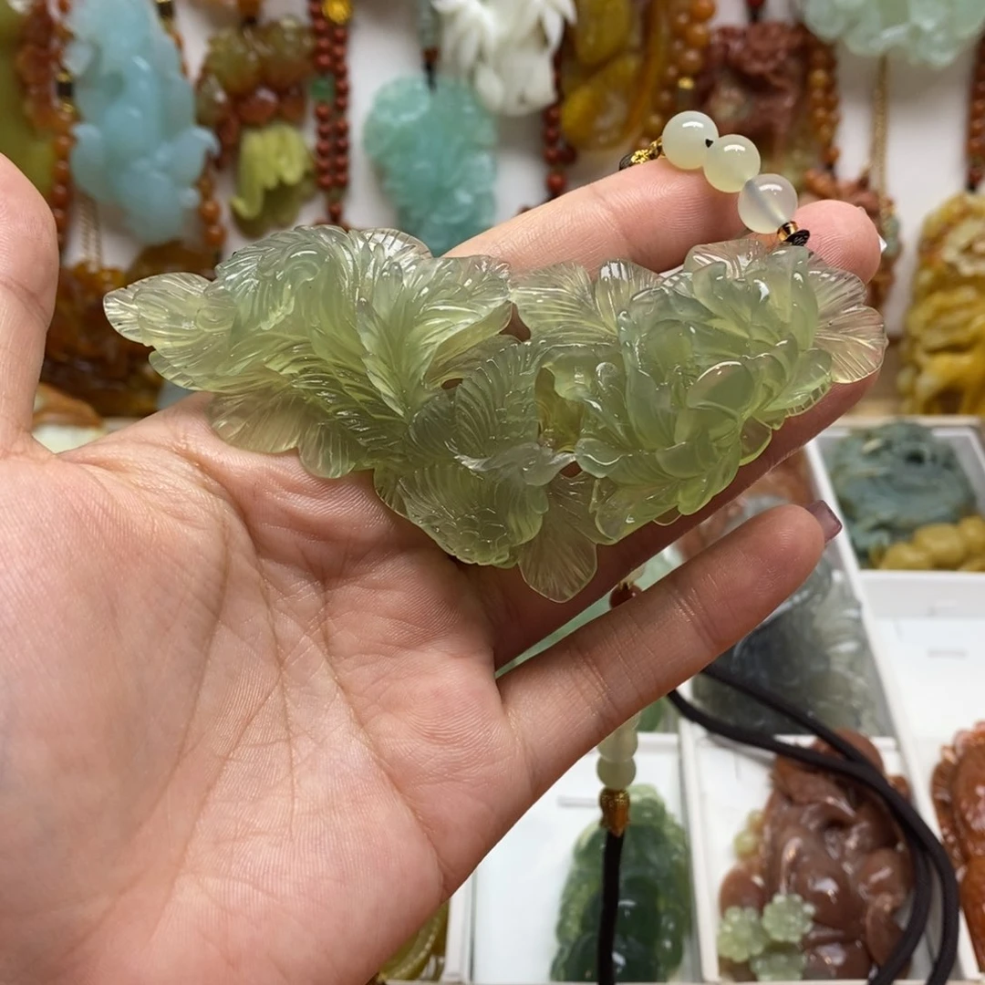 蛇纹石玉未镶嵌颈饰虎*姐