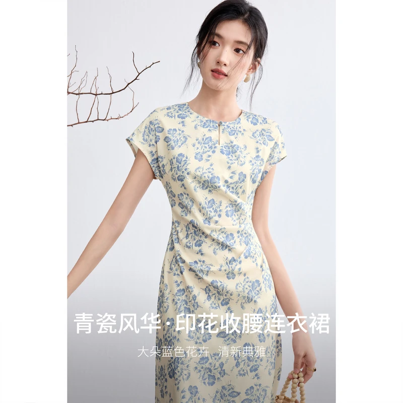 尚都比拉青花瓷印花优雅通勤腰侧捏褶修身收腰短袖连衣裙B3448