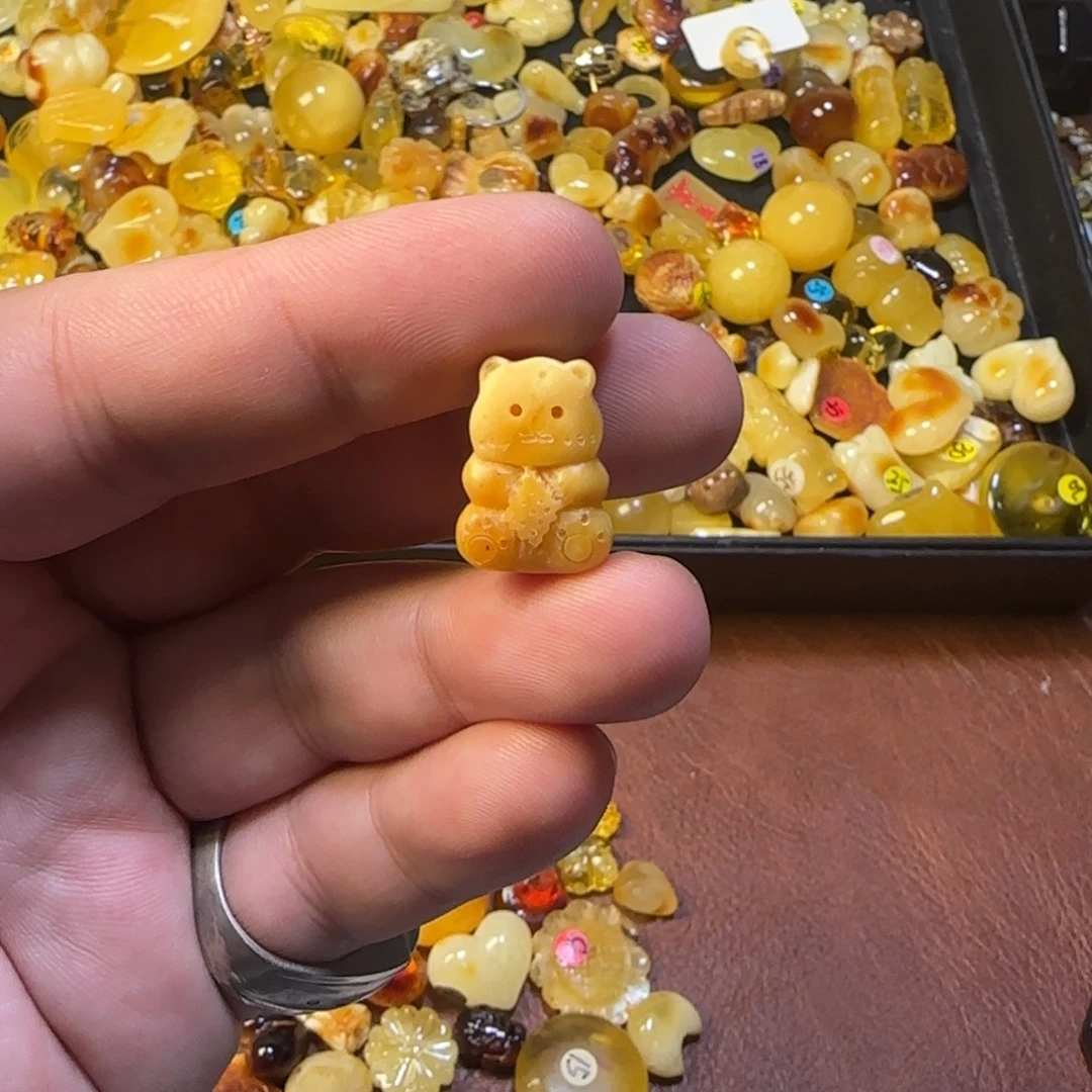 琥珀未镶嵌裸石1.3克